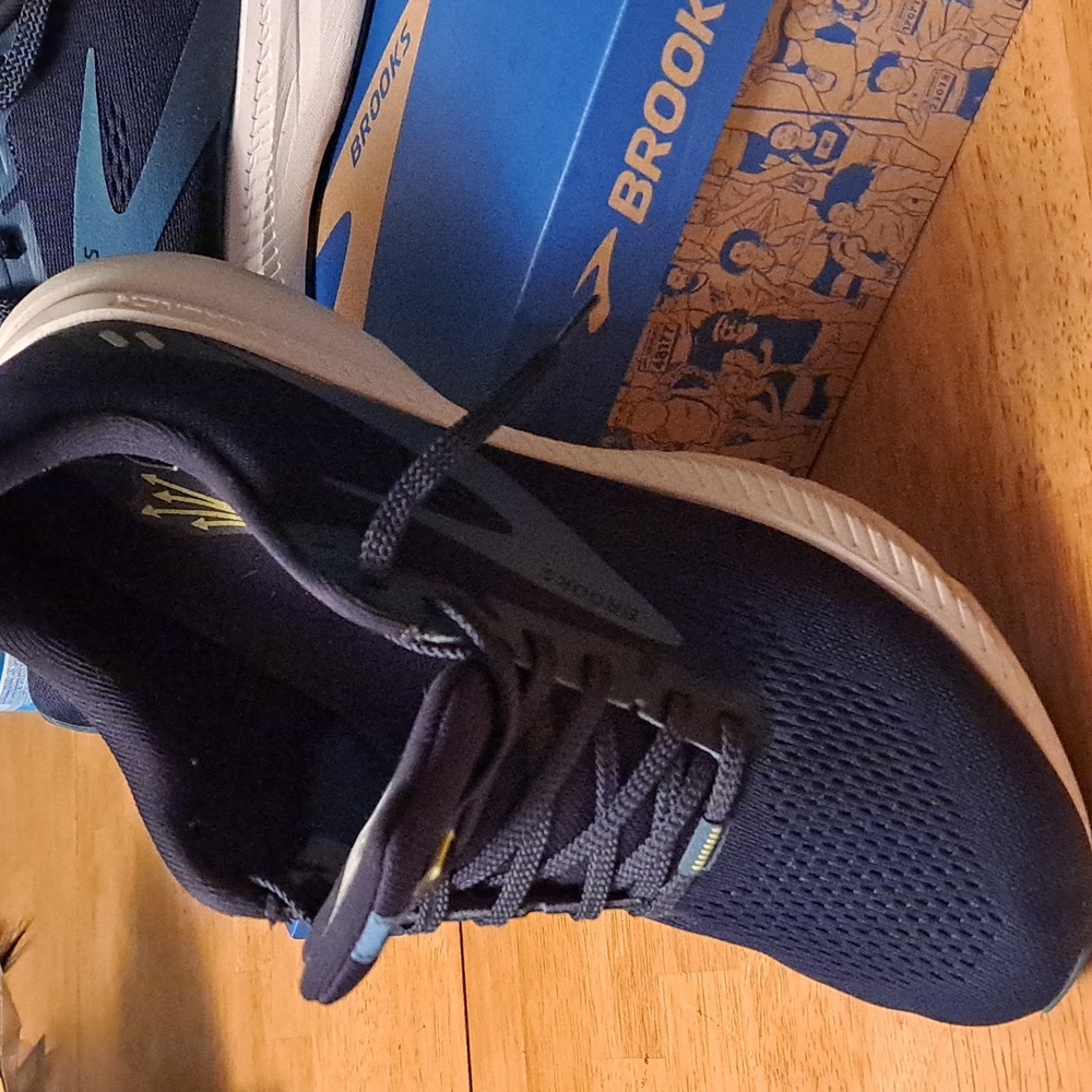 Men's Brooks navy blue sneakers 11.5